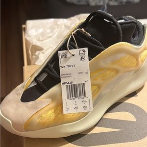 NWT - Yeezy 700 V3
